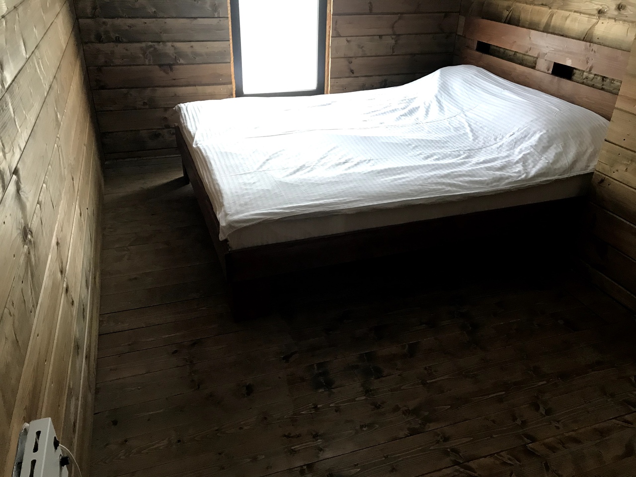 Снять коттедж дом №1 - Спальная, большая кровать Снять коттедж дом №1 - Спальная, большая кровать