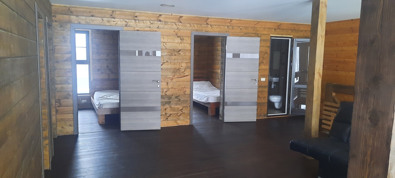 Снять коттедж дом №1 - Спальни второго этажа, вид из гостинной Снять коттедж дом №1 - Спальни второго этажа, вид из гостинной